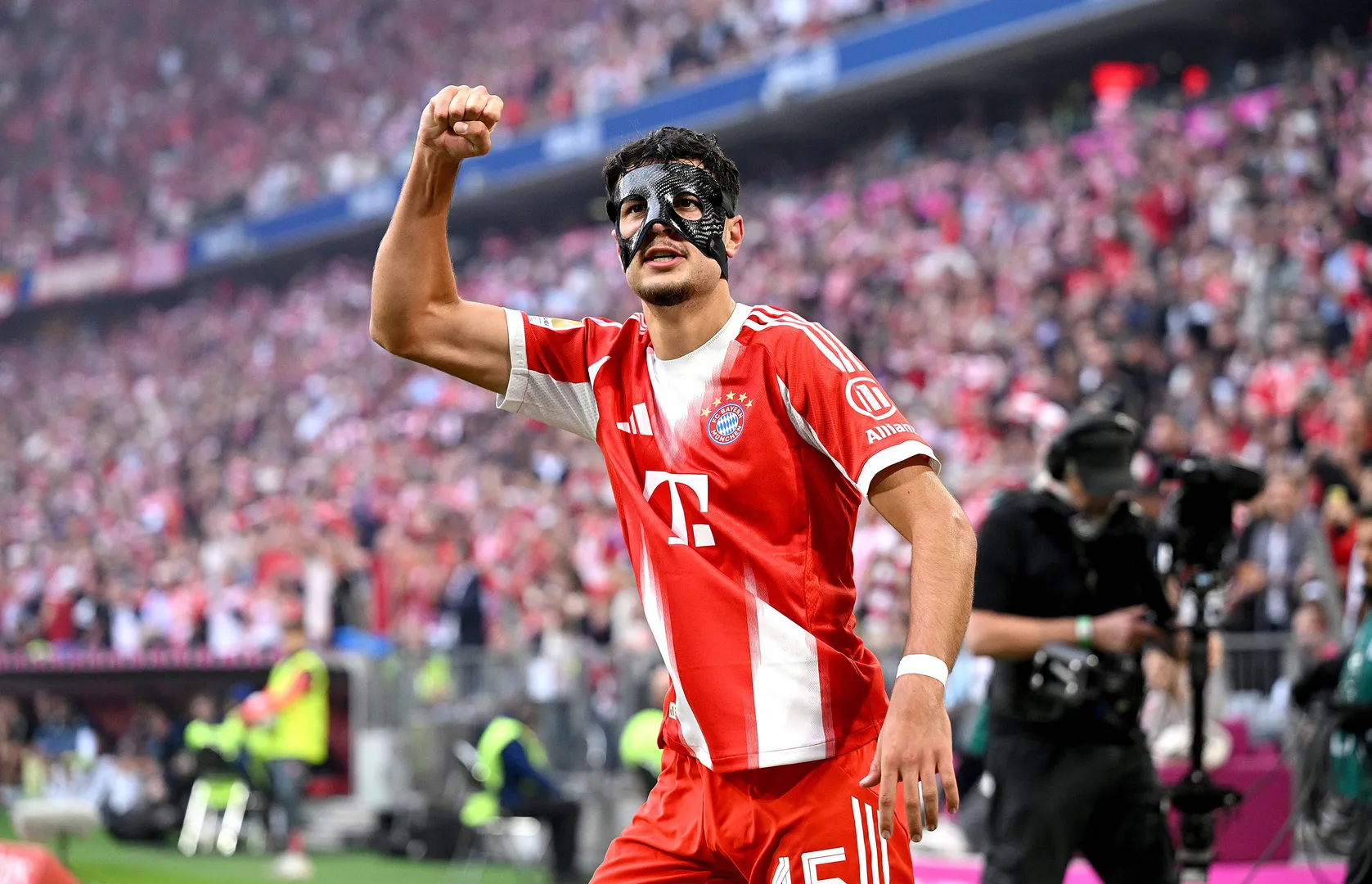 Pavlović celebra gol pelo Bayern