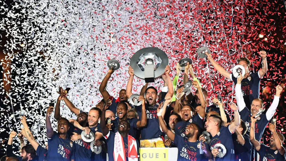 Falcao Garc&iacute;a ergue o trof&eacute;u no Louis II