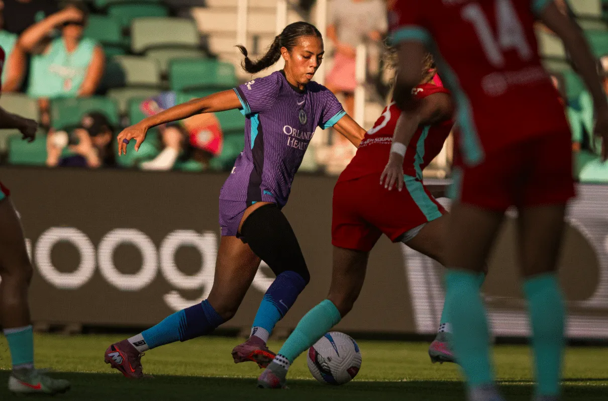 Por que a NWSL alterou a pol&iacute;tica de aquecimento&nbsp;ap&oacute;s jogo marcado por altas temperaturas e confus&otilde;es por atrasos?