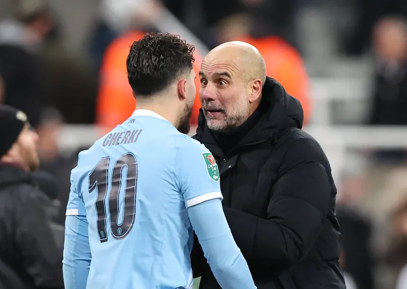 Cherki e Guardiola conversam ap&oacute;s partida do Manchester City