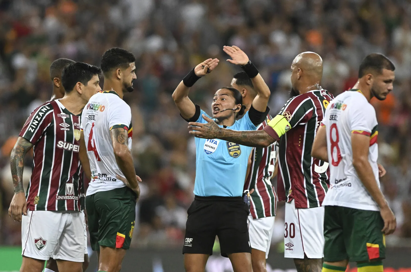 Apenas capit&atilde;es poder&atilde;o falar com &aacute;rbitros (Foto: Imago)