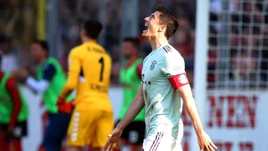 Lewandowski marca gola&ccedil;o mas n&atilde;o evita trope&ccedil;o do Bayern contra valente Freiburg
