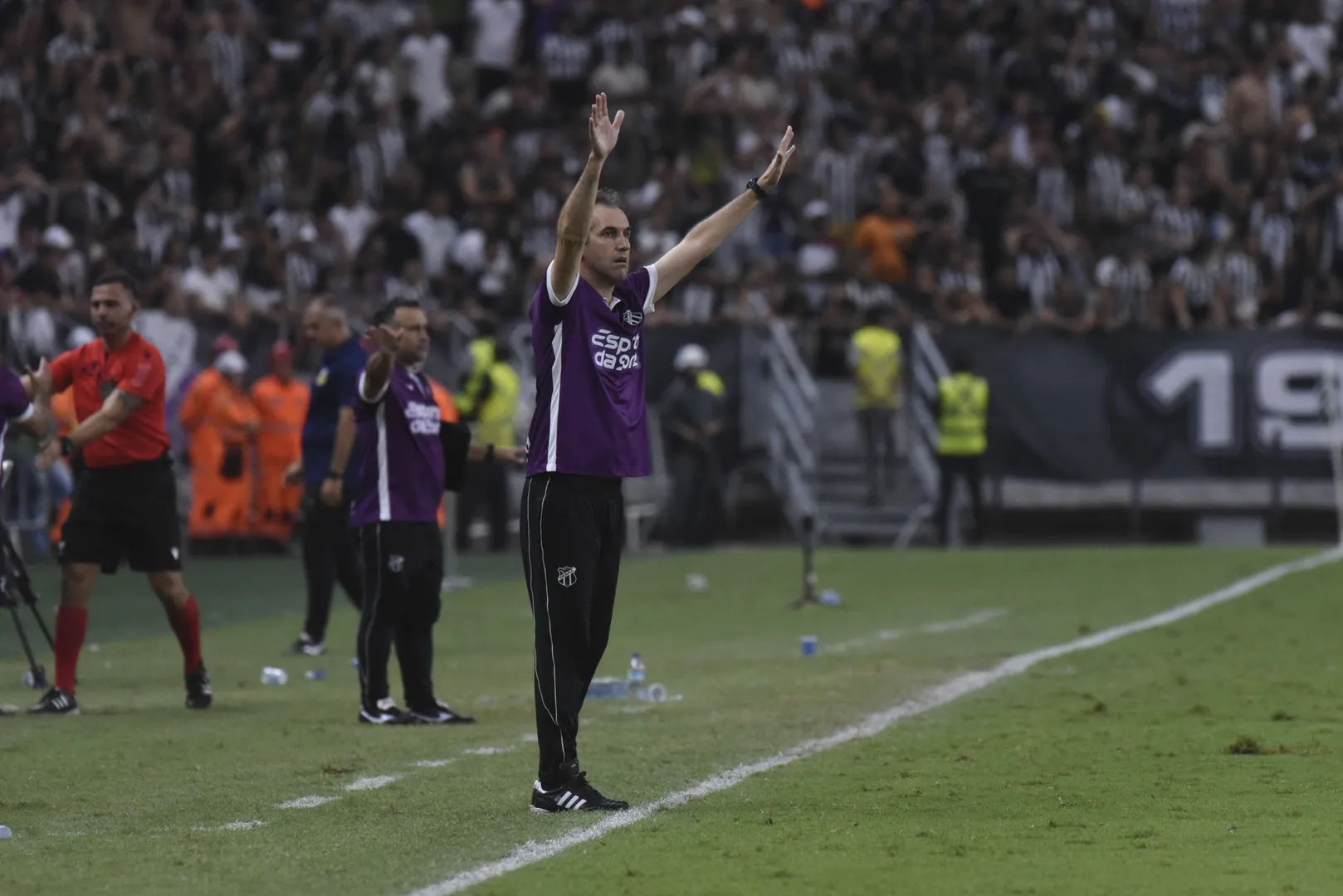 L&eacute;o Cond&eacute; fez sucesso ao ser campe&atilde;o da S&eacute;rie B pelo Vit&oacute;ria-BA e manteve sucesso no Cear&aacute;, repetindo o feito do acesso com o Voz&atilde;o