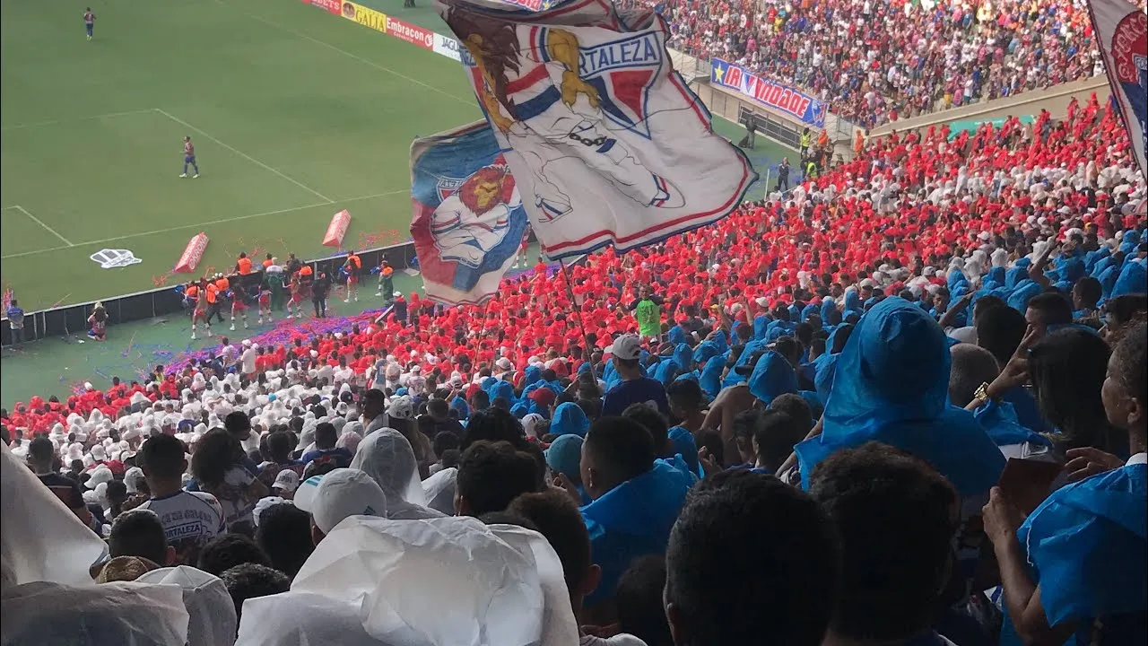 A torcida do Fortaleza se superou na criatividade, com tr&ecirc;s mosaicos diferentes no Castel&atilde;o