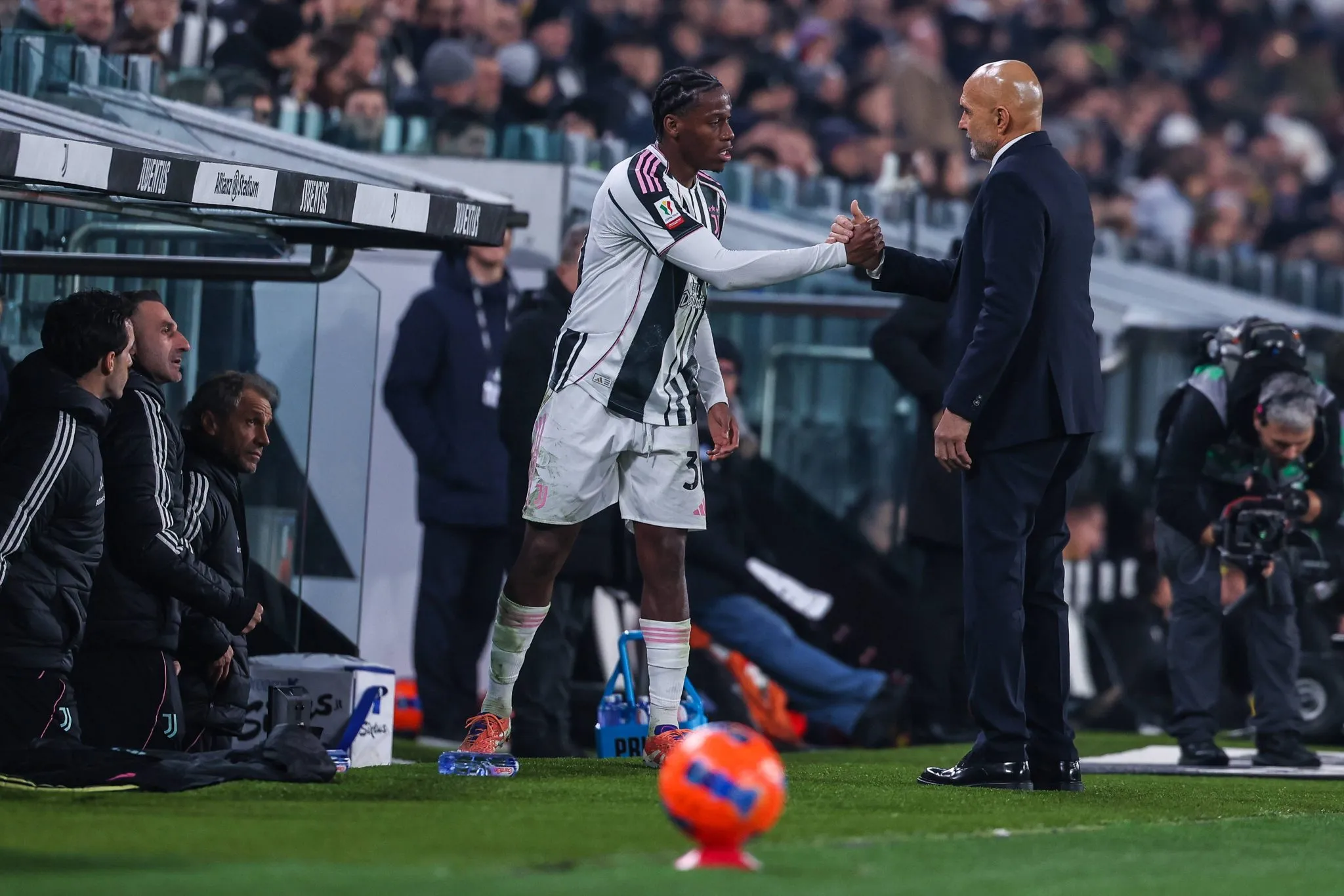 Jonathan David e Spalletti se cumprimentam