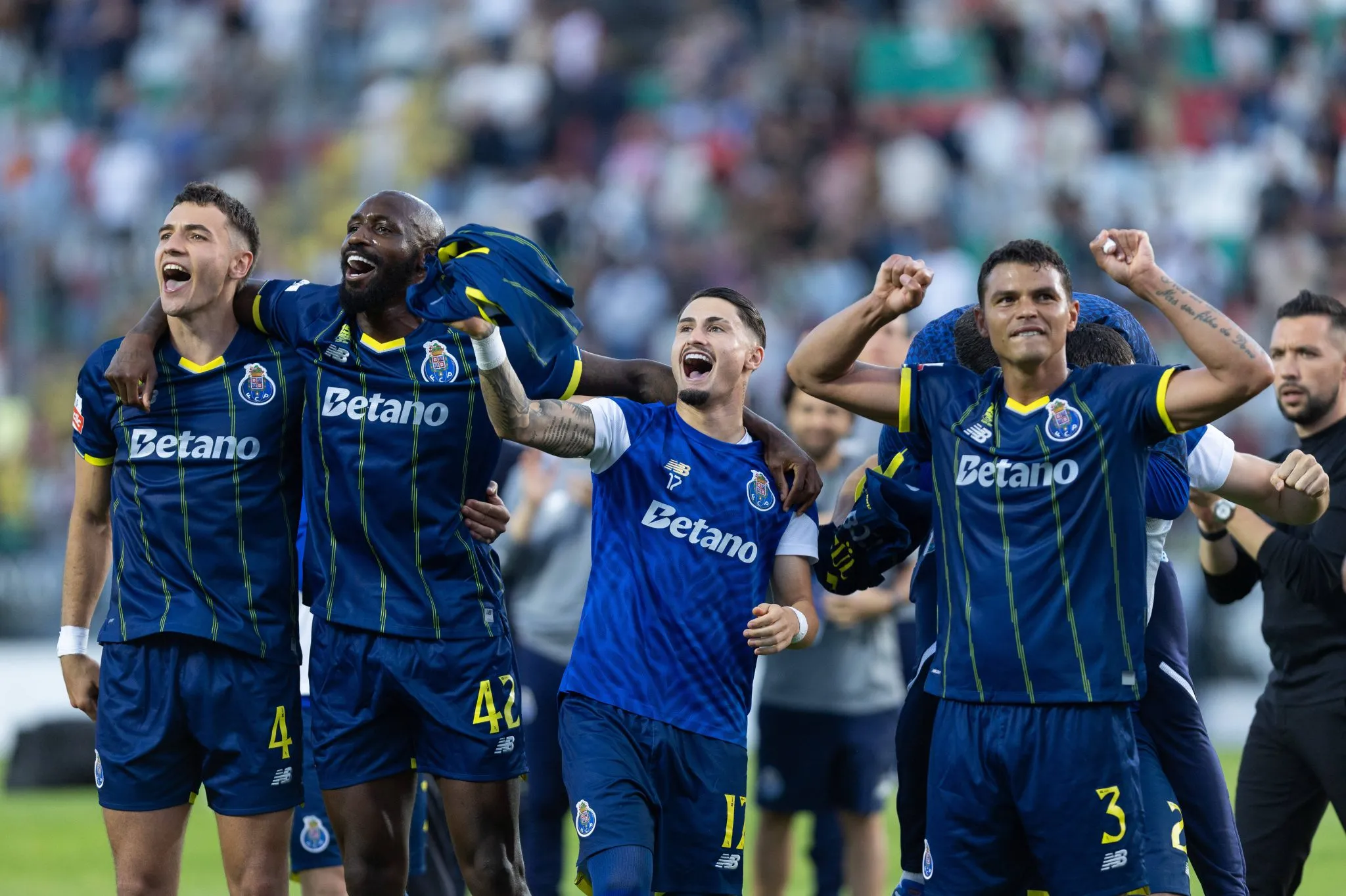Kiwior comemorou t&iacute;tulo portugu&ecirc;s ao lado de Thiago Silva no Porto. Foto: IMAGO/ZUMA Press Wire