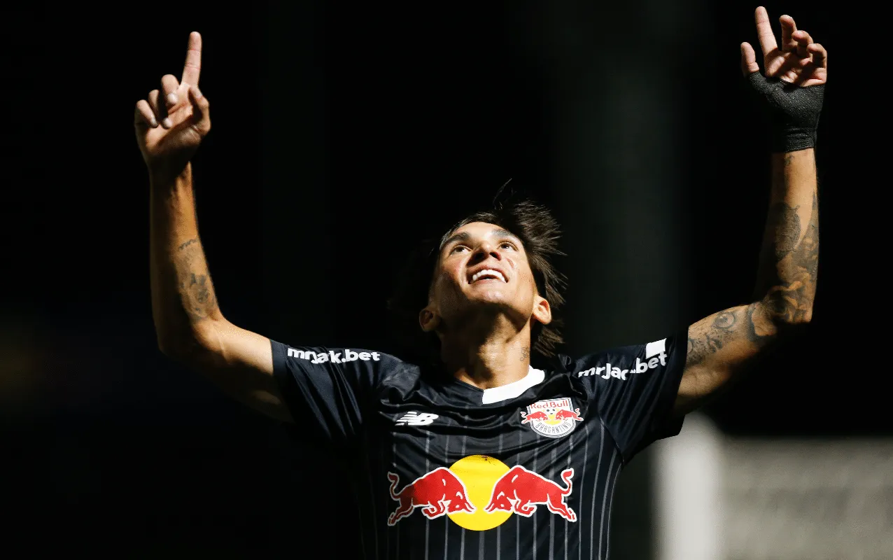 Bragantino conta com falha e azar do Vasco para vencer a primeira no Brasileiro