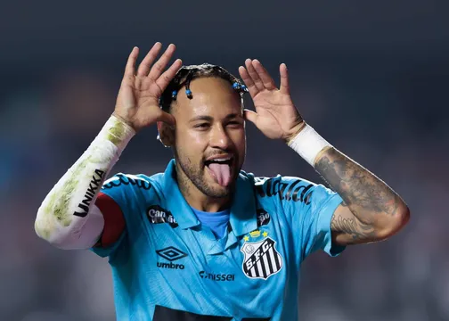 Neymar marca duas vezes e d&aacute; mais uma semana de sobrevida para Cleber Xavier no Santos