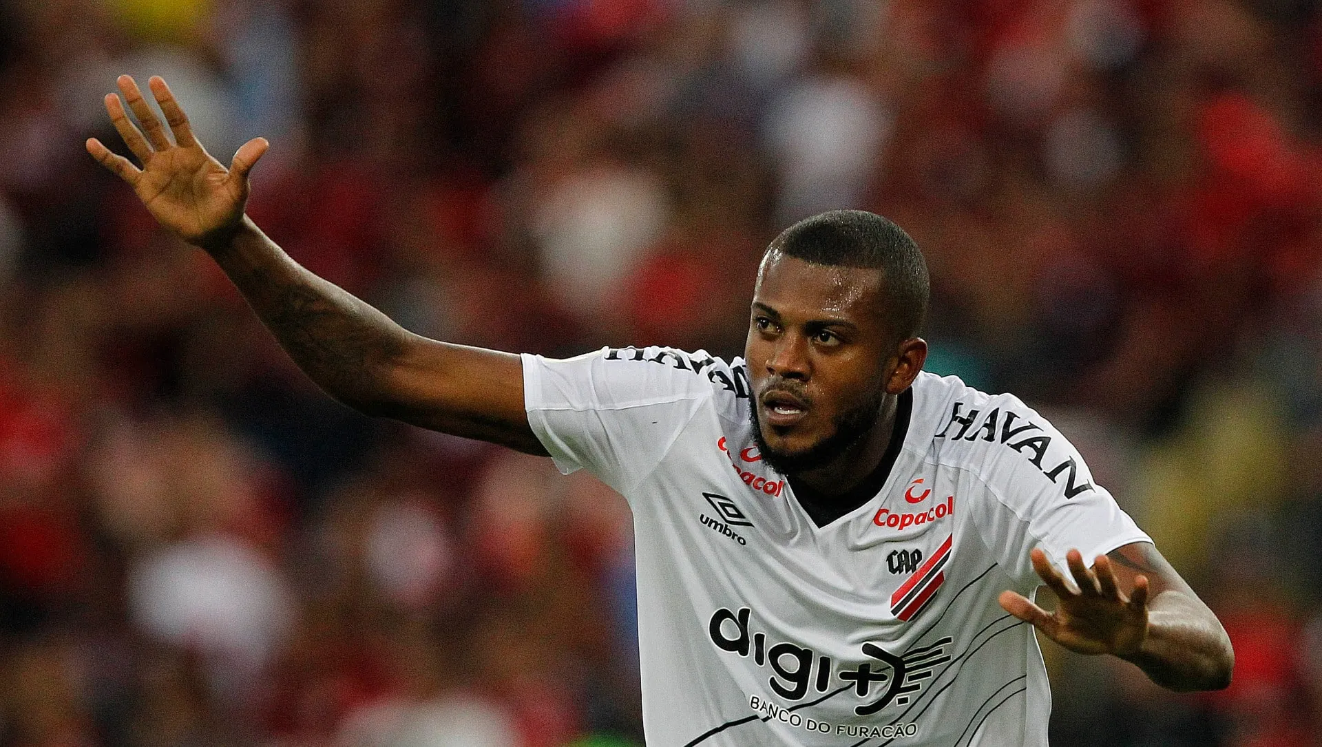 Marcelo Cirino n&atilde;o deu um drible, ele fez a anuncia&ccedil;&atilde;o de uma noite hist&oacute;rica ao Furac&atilde;o