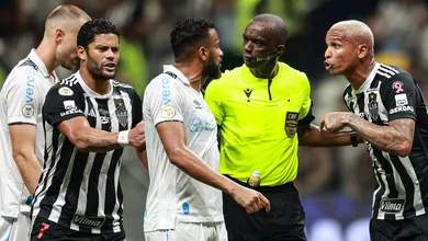 Deyverson e Reinaldo divergem em vers&otilde;es sobre confus&atilde;o em Atl&eacute;tico-MG x Gr&ecirc;mio; entenda