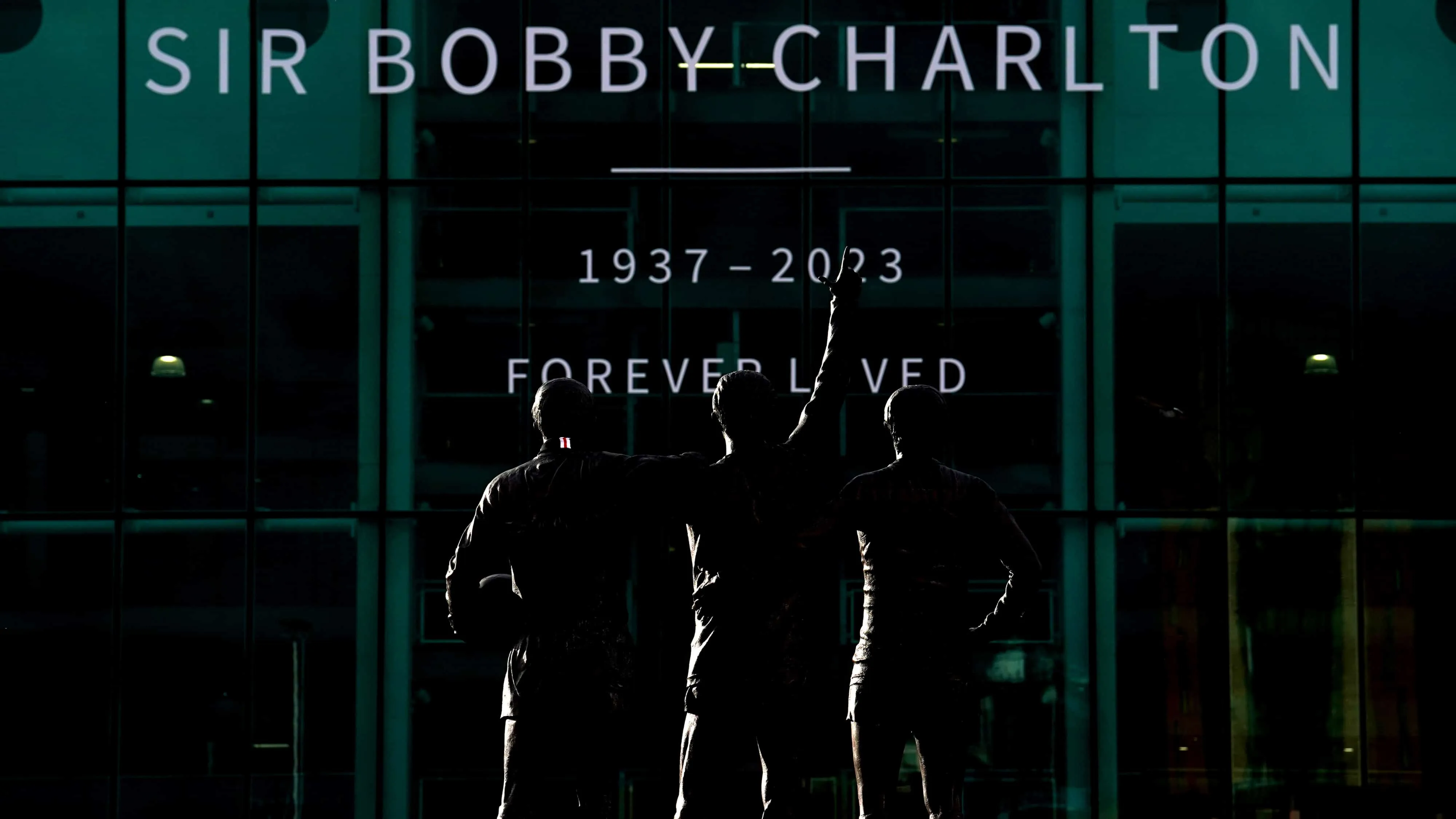 Manchester foi em peso &agrave;s ruas dar o &uacute;ltimo adeus a Bobby Charlton
