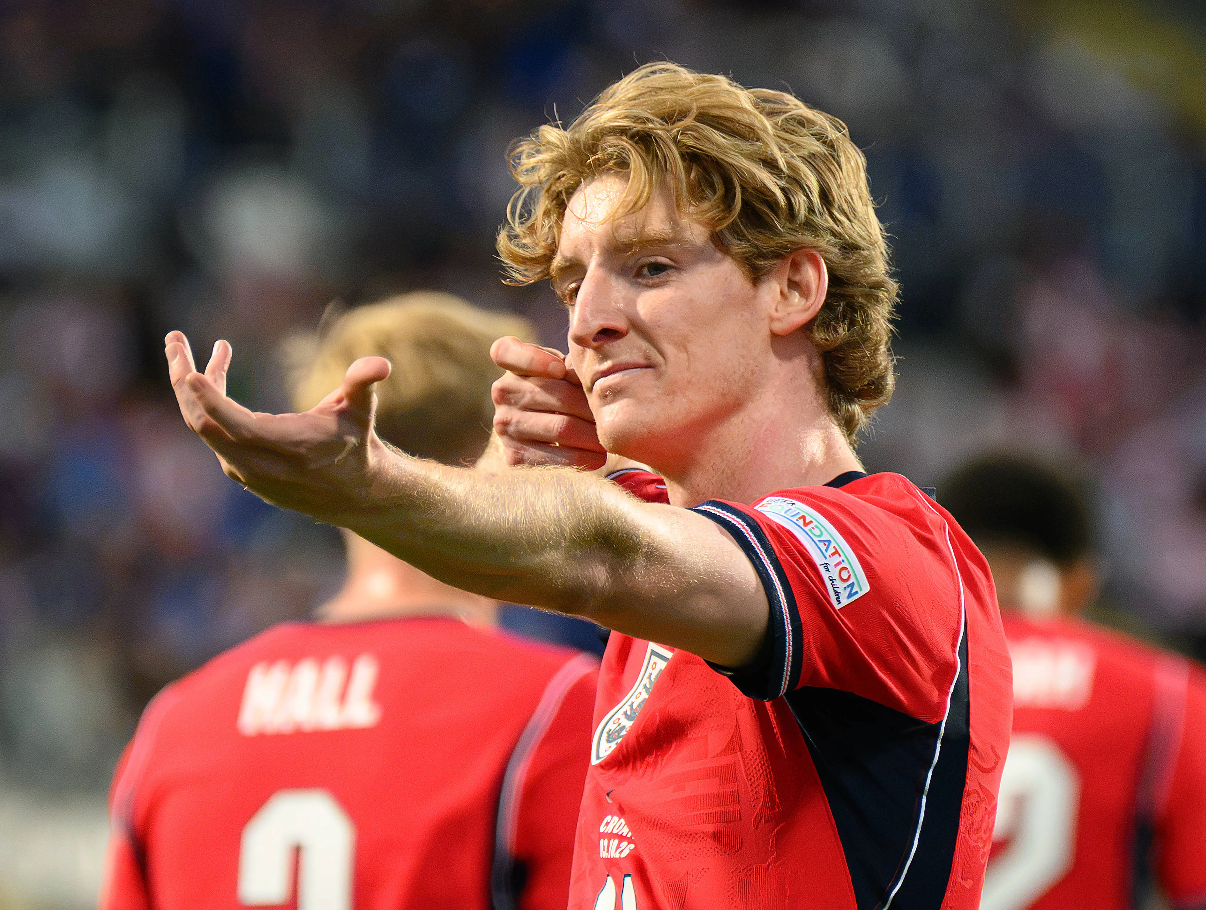 Anthony Gordon celebra gol da Inglaterra