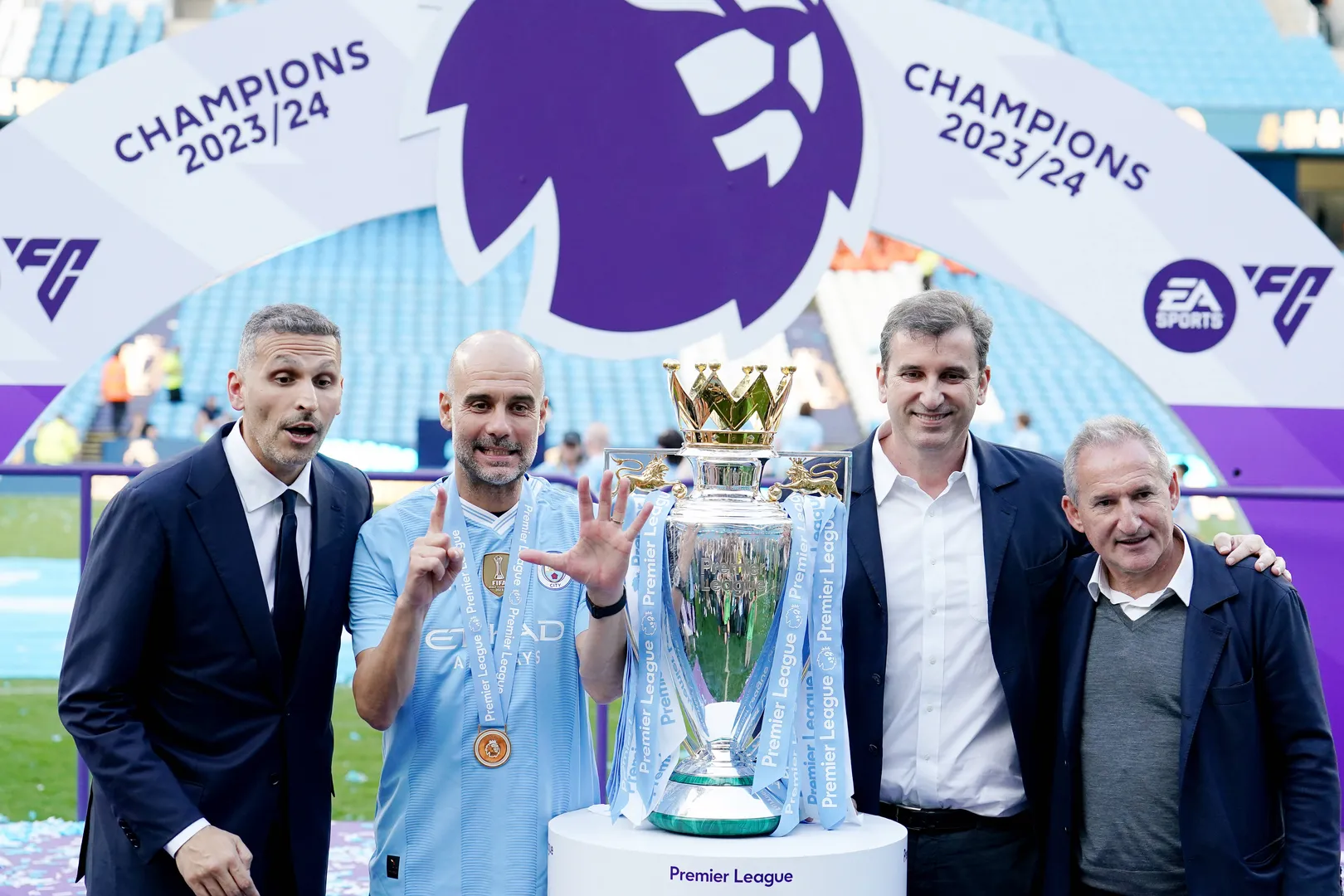 Da esquerda para a direita: o presidente Khaldoon Al Mubarak, o treinador Pep Guardiola, o trof&eacute;u da Premier League, o CEO Ferran Soriano e o diretor de futebol Txiki Begiristain (Foto: IMAGO / PA Images)