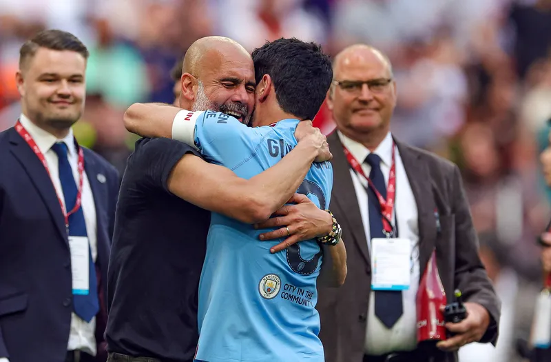 Pep Guardiola abra&ccedil;a Gundogan ap&oacute;s t&iacute;tulo do Manchester City 