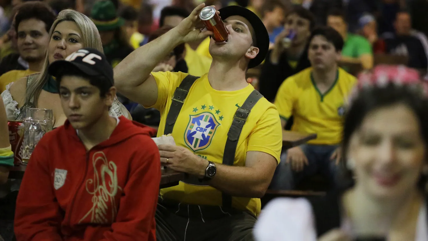 Lei fr&aacute;gil, Copa e novas arenas come&ccedil;am a devolver a cerveja aos est&aacute;dios brasileiros