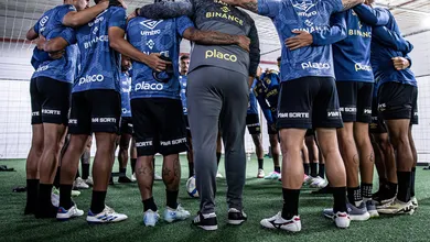 Bastidores: confus&atilde;o no vesti&aacute;rio do Santos escancara desorganiza&ccedil;&atilde;o fora do campo