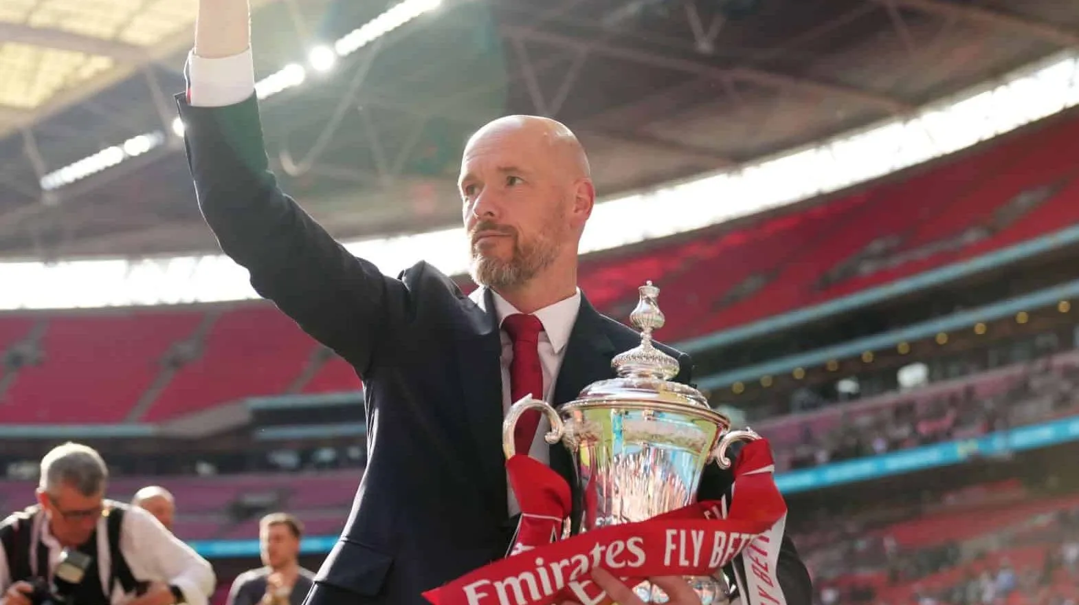 Diretoria do United encontra sa&iacute;da para decidir sobre sa&iacute;da de Erik ten Hag