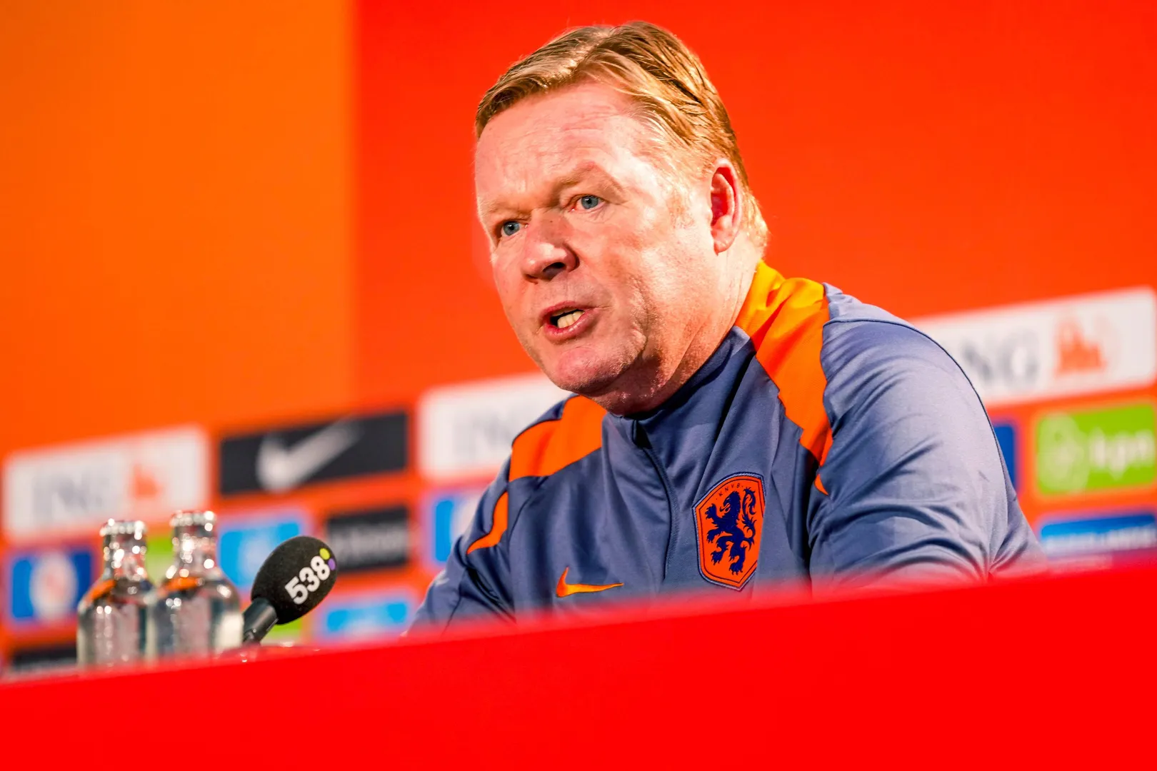 Foto: (IImago) - Ronald Koeman durante entrevista coletiva na sele&ccedil;&atilde;o da Holanda