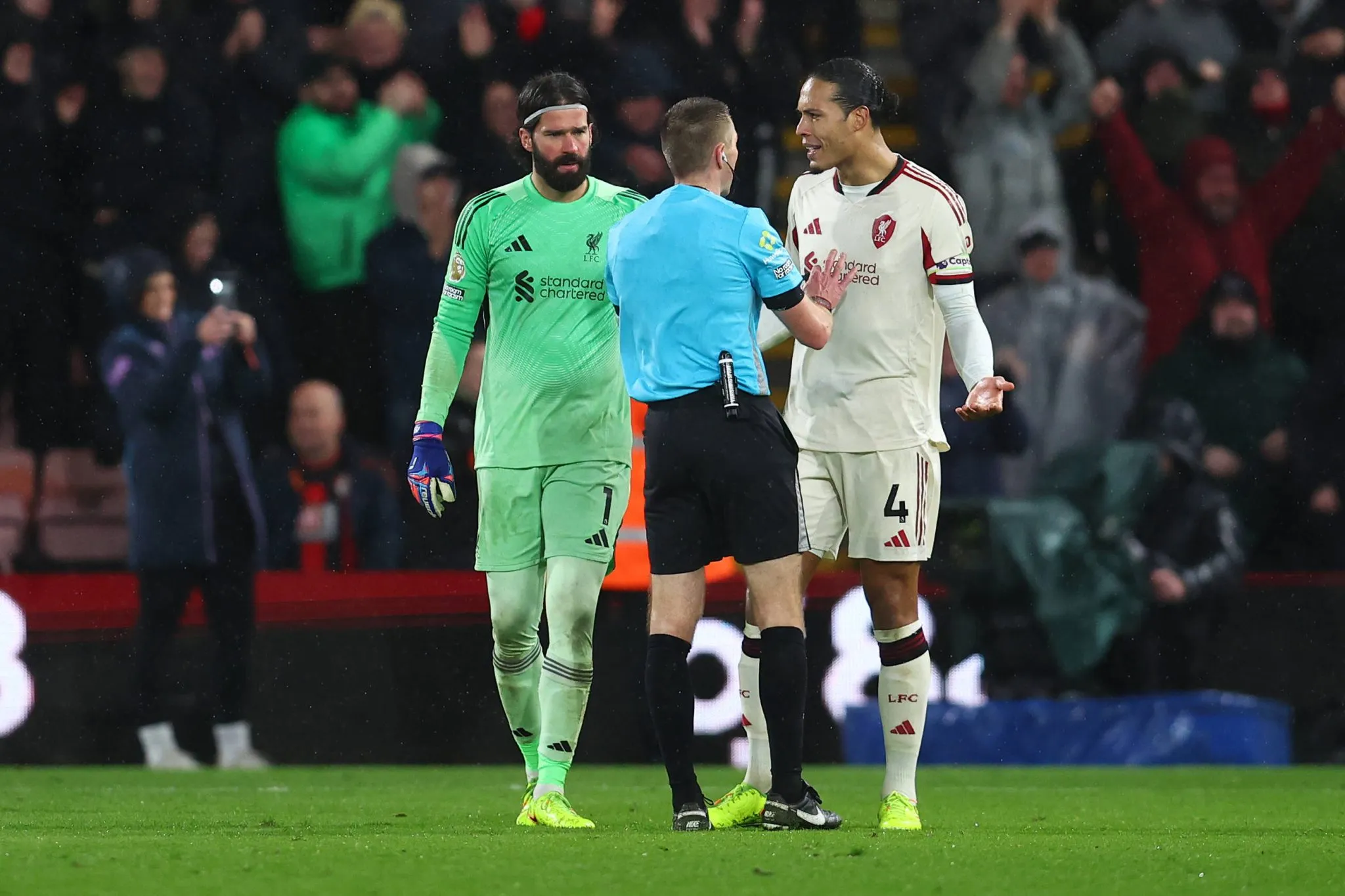 Goleiro Alisson e zagueiro Van Dijk argumentam com &aacute;rbitro em jogo do Liverpool
