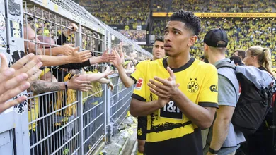 Jude Bellingham &eacute; eleito o jogador da temporada na Bundesliga e atribui pr&ecirc;mio aos companheiros