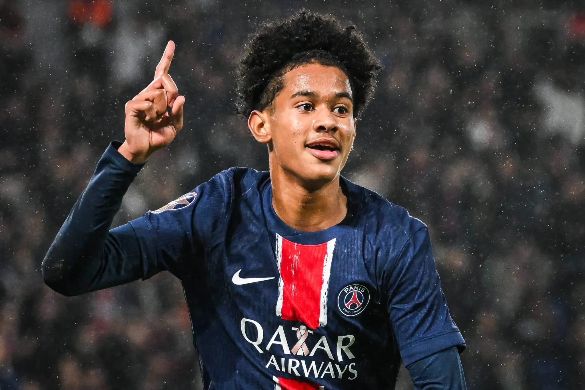 Promessa de 18 anos realiza sonho de crian&ccedil;a em goleada do PSG