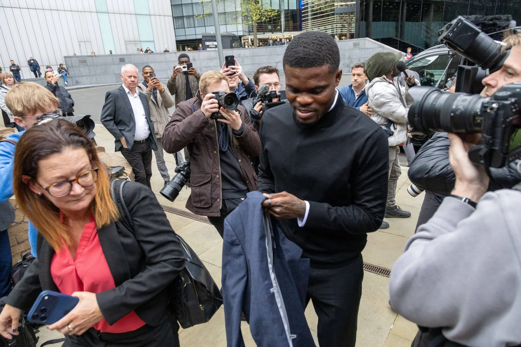 Partey sai do tribunal em Londres, onde se declarou inocente de duas novas acusa&ccedil;&otilde;es de estupro.