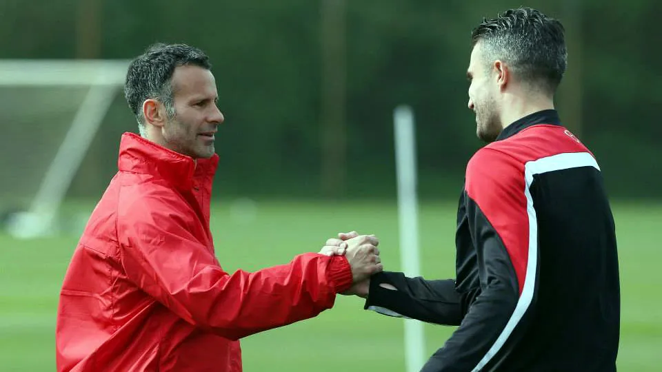 Giggs com Van Persie: gest&atilde;o do gal&ecirc;s come&ccedil;ou bem (Foto: Manchester United)