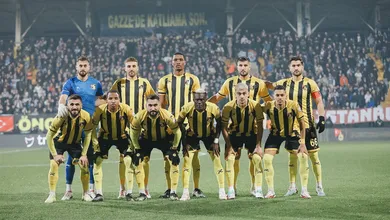 Na retomada do Campeonato Turco ap&oacute;s agress&atilde;o a &aacute;rbitro, Istanbulspor abandona jogo por p&ecirc;nalti n&atilde;o marcado