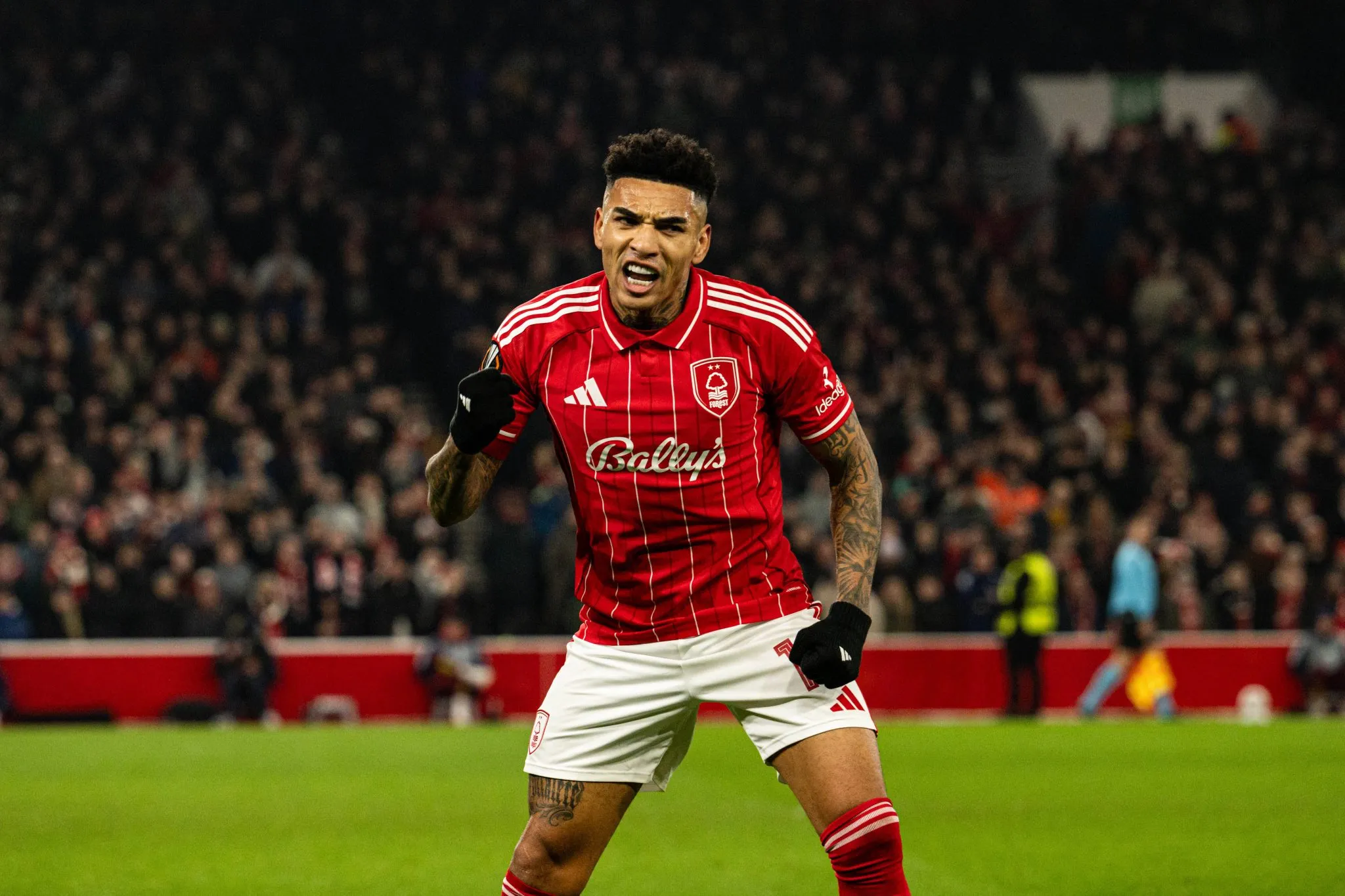 Igor Jesus celebra gol pelo Nottingham Forest 