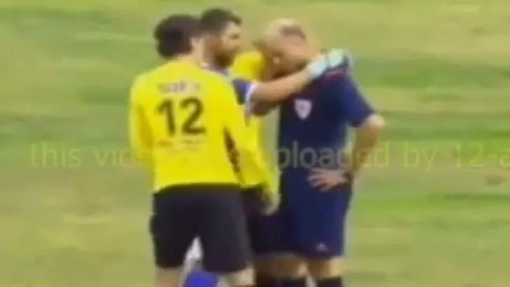 Xingado pela torcida, &aacute;rbitro chora em campo e acaba consolado pelos jogadores
