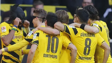 Dupla din&acirc;mica do Dortmund quebra muralha azul e lidera o massacre no cl&aacute;ssico