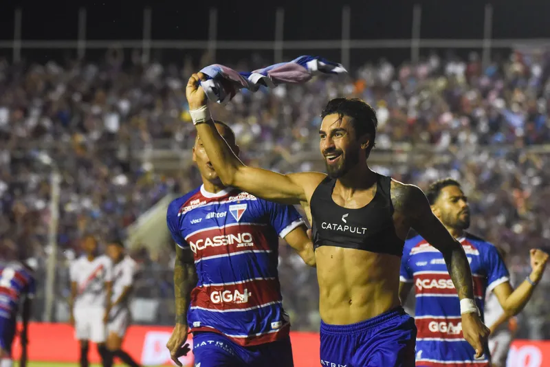 Lucero celebra gol pelo Fortaleza
