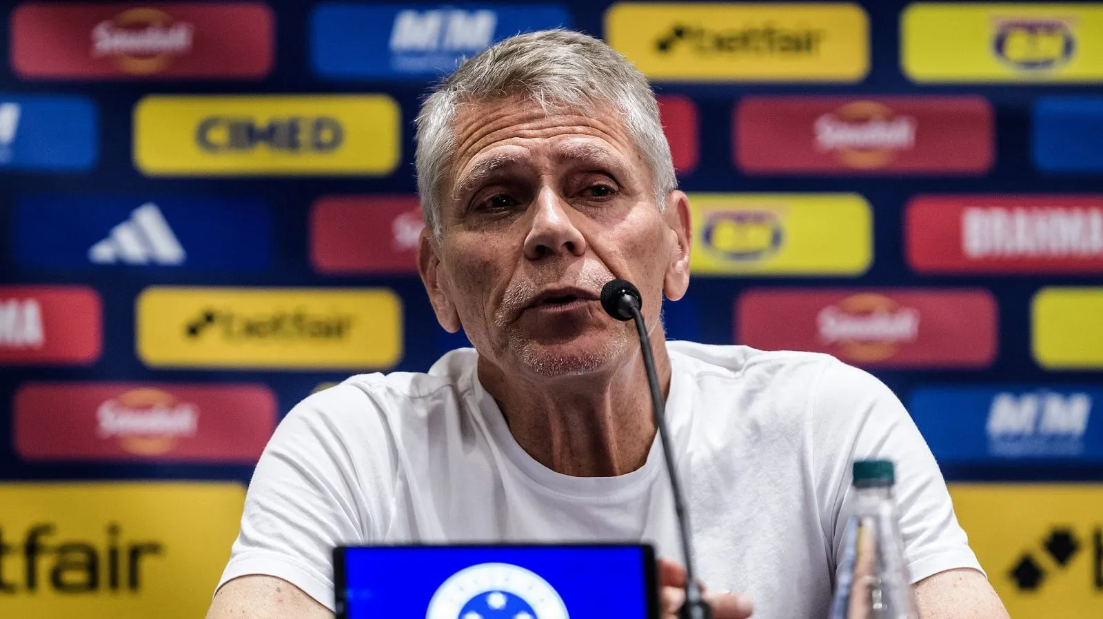Em coletiva muito confusa, Paulo Autuori &eacute; apresentado como treinador do Cruzeiro