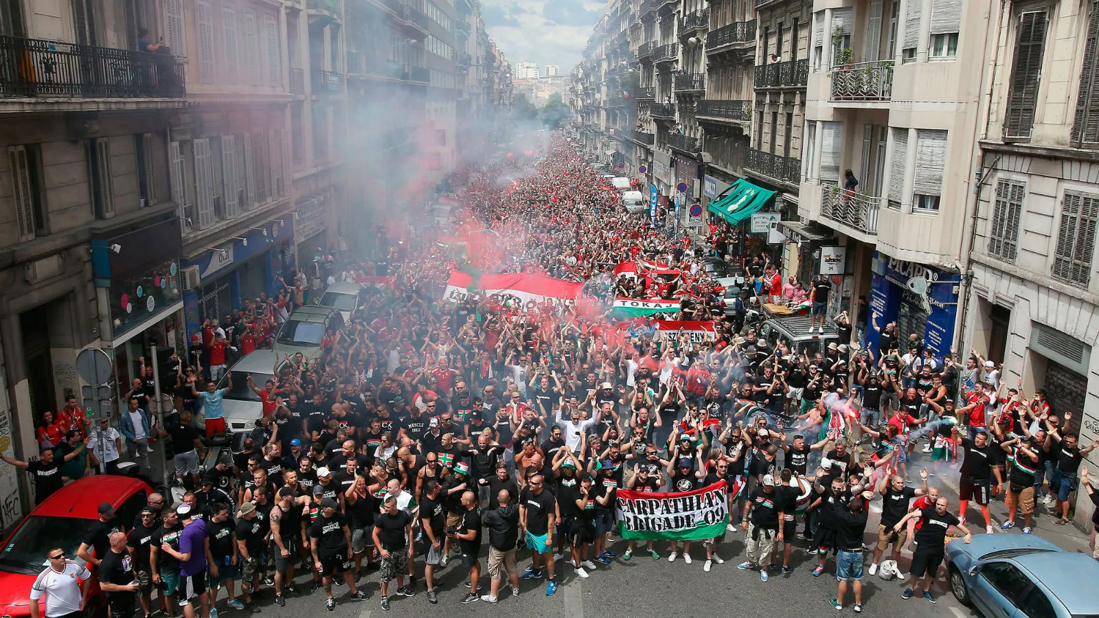 Os ultras rivais que acertaram uma tr&eacute;gua para empurrar a Hungria na Eurocopa