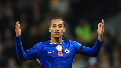 Jo&atilde;o Pedro d&aacute; trabalho, quebra seca no Chelsea e mant&eacute;m freguesia do Tottenham