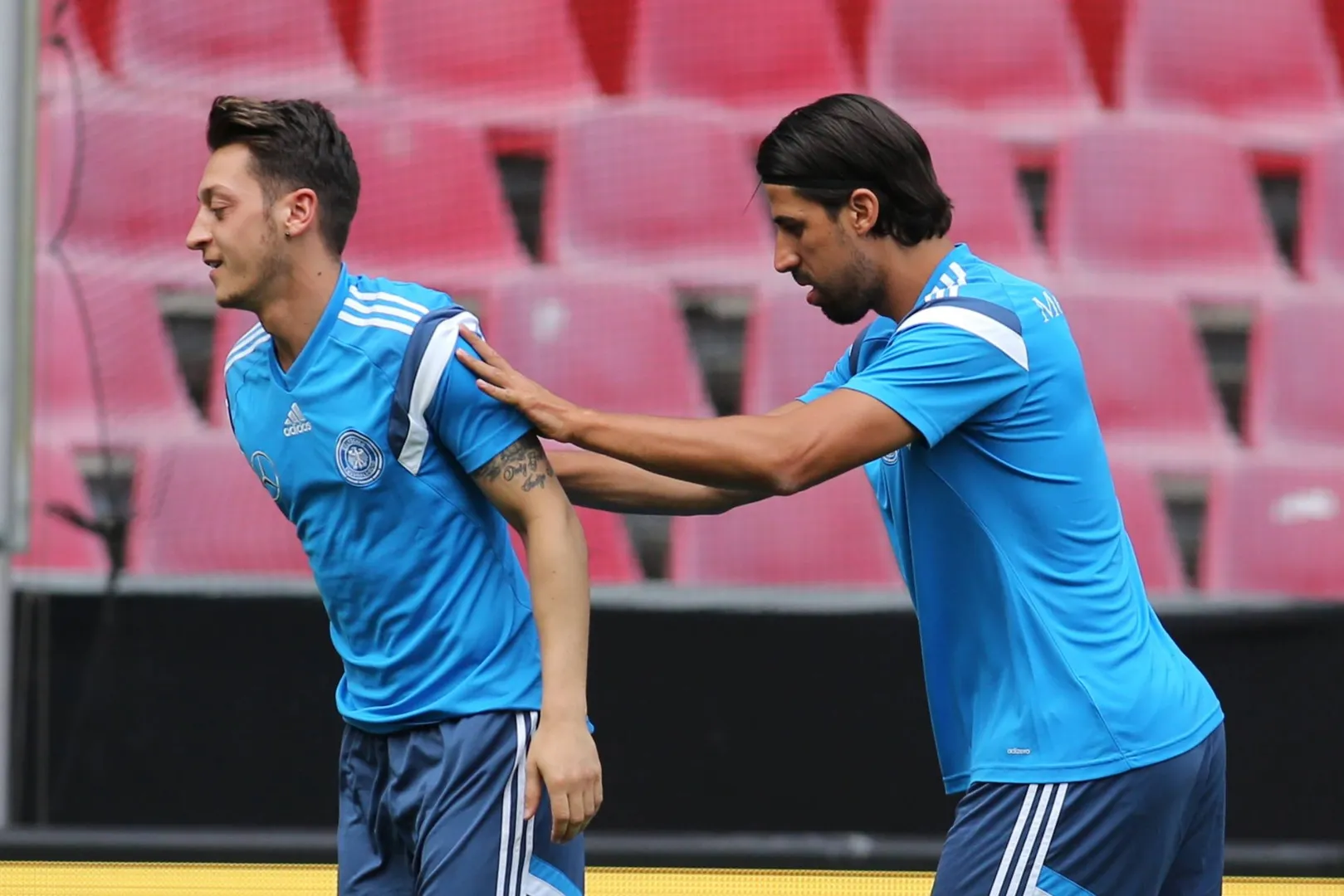 Ozil e Khedira durante treino da sele&ccedil;&atilde;o alem&atilde; em 2015 