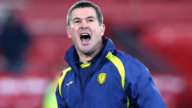 Nigel Clough honra o sobrenome e tamb&eacute;m faz um clube ir al&eacute;m, semifinalista da Copa da Liga com o Burton