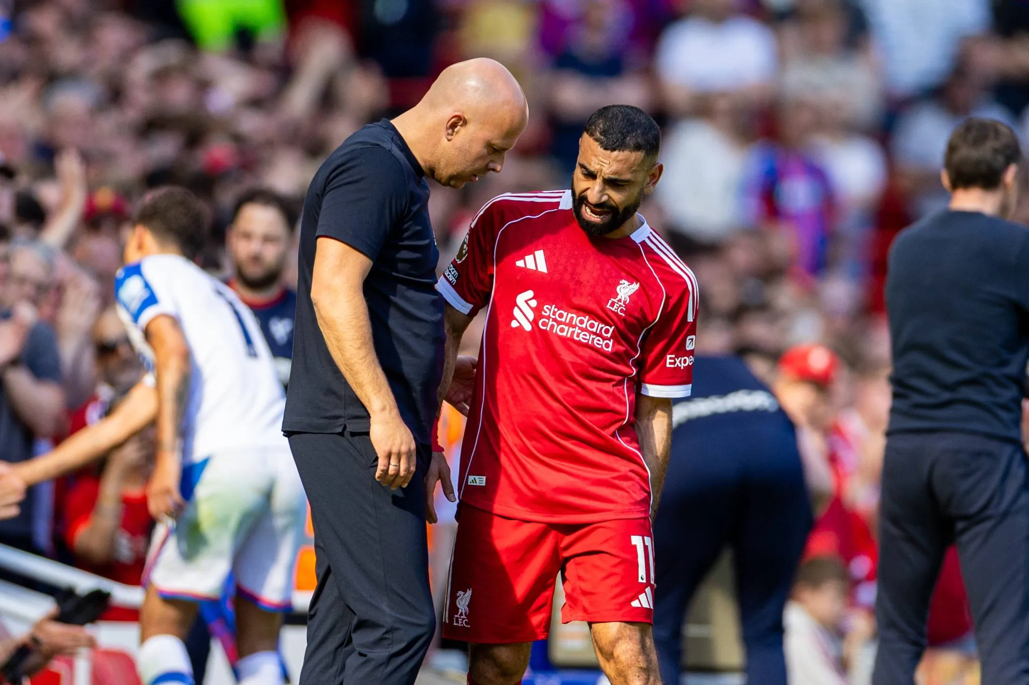 Salah deixa o campo em partida contra o Crystal Palace ap&oacute;s sentir a coxa esquerda (Foto: IMAGO / Propaganda Photo)