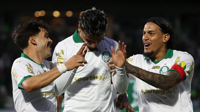 R&iacute;os comemora discretamente seu gol contra o Guarani