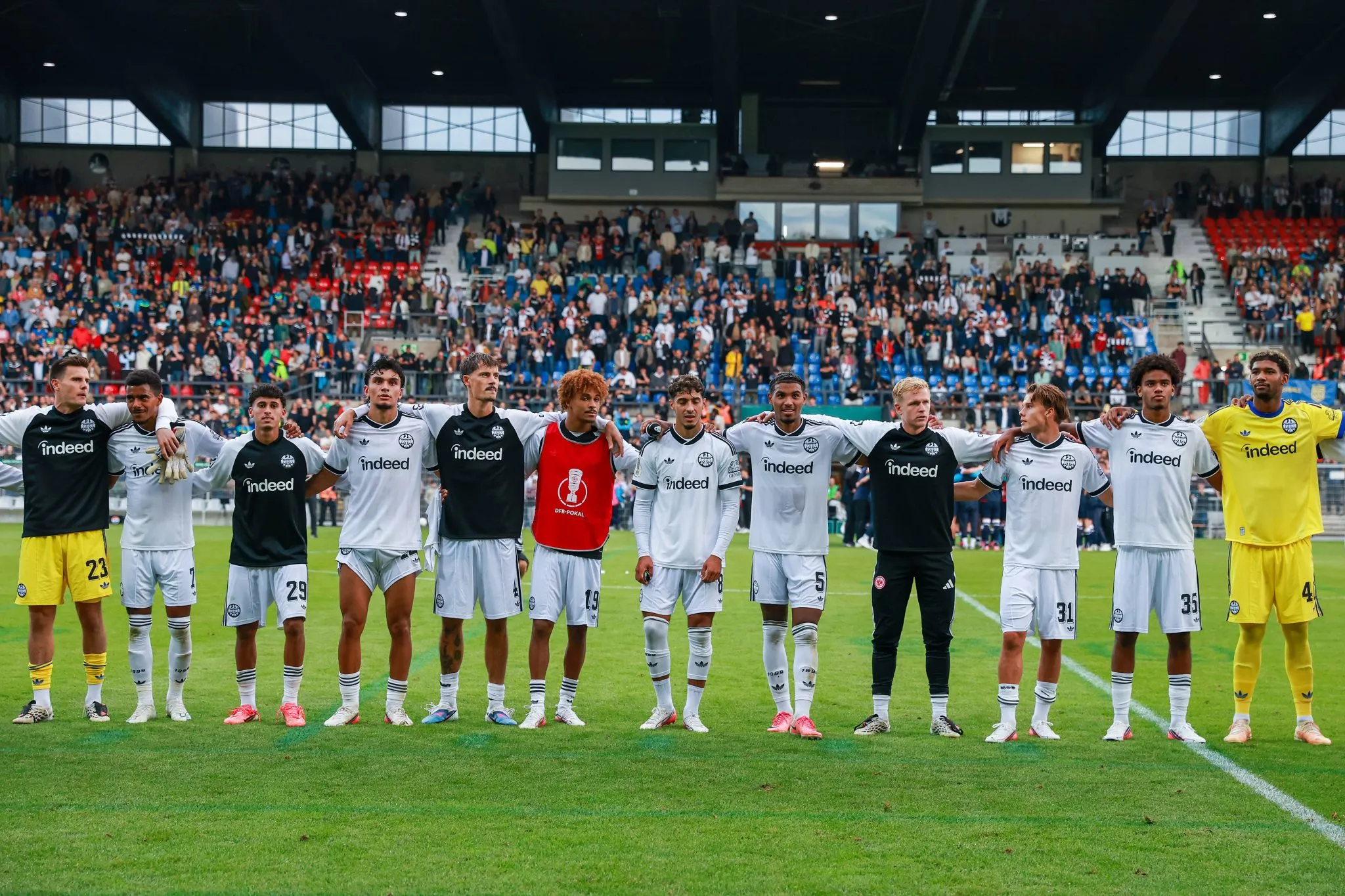 Jogadores do Eintracht Frankfurt ap&oacute;s jogo da Copa da Alemanha