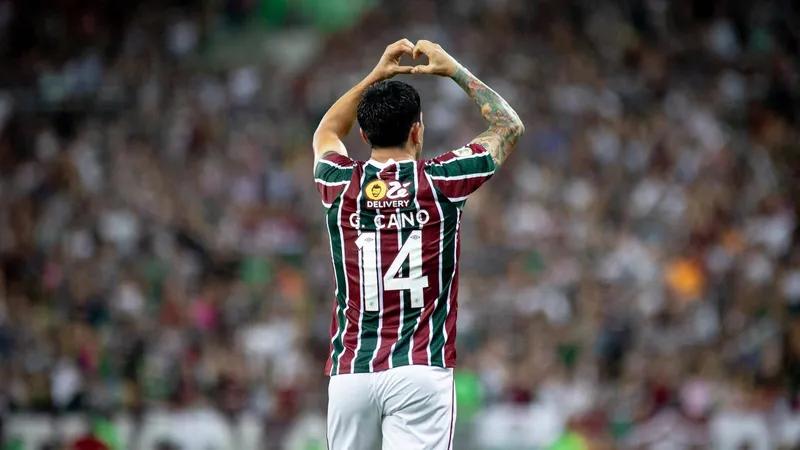 Germ&aacute;n Cano manda cora&ccedil;&atilde;o para a torcida do Fluminense ap&oacute;s fazer as pazes com as redes - Foto: Lucas Mer&ccedil;on/FFC
