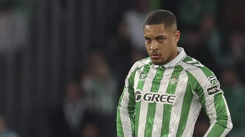 T&eacute;cnico do Betis revela por que Vitor Roque foi para a reserva