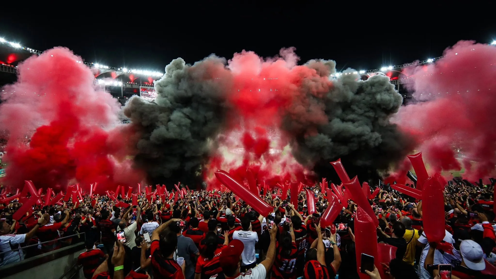 Atitude da torcida do Flamengo d&aacute; tom curioso para um fim de ano melanc&oacute;lico