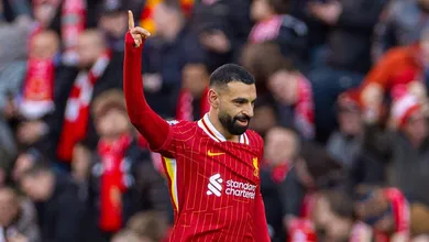 Salah quebra marcas e supera at&eacute; lenda do Arsenal em goleada protocolar do Liverpool