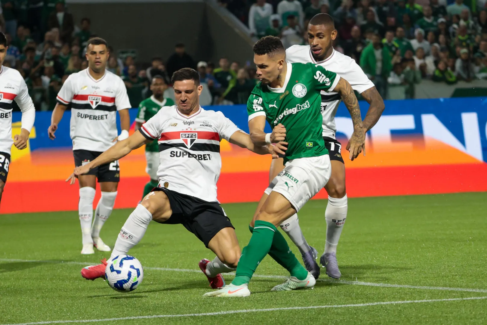 Partida entre palmeiras e sao paulo pelo brasileirao de futebol.
