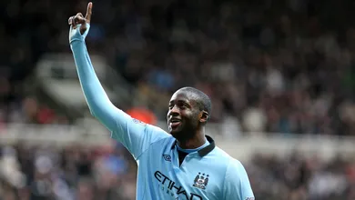 Pe&ccedil;a-chave do Manchester City, Yaya Tour&eacute; renova contrato