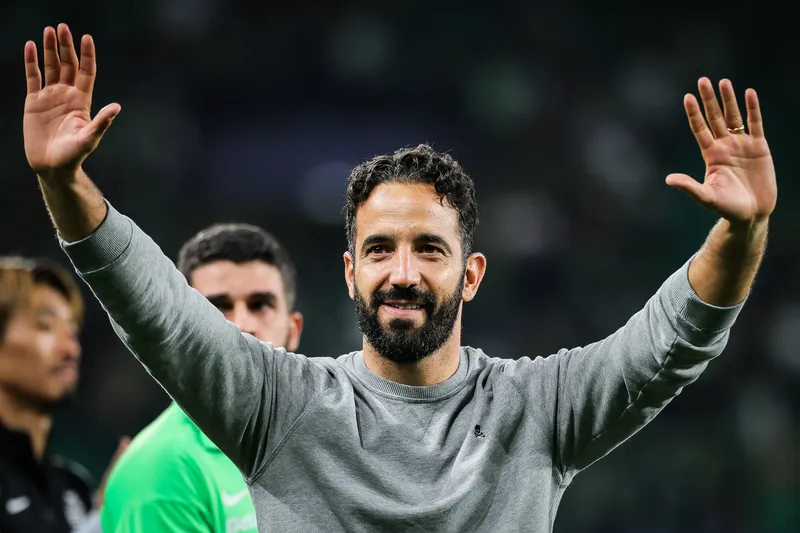 R&uacute;ben Amorim pode ter que adaptar seu esquema de jogo no United para conseguir implementar sua filosofia de jogo na equipe