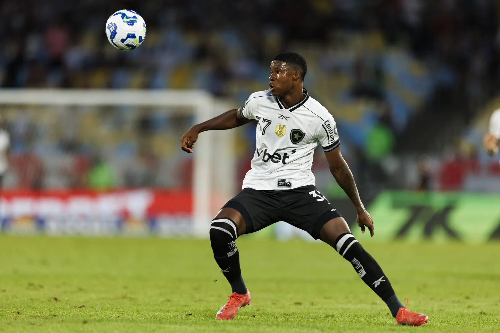 Kadir Barr&iacute;a em partida do Botafogo