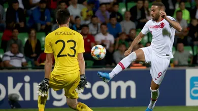 Tosun chapelou o goleiro e abriu a vit&oacute;ria tranquila da Turquia com uma pintura