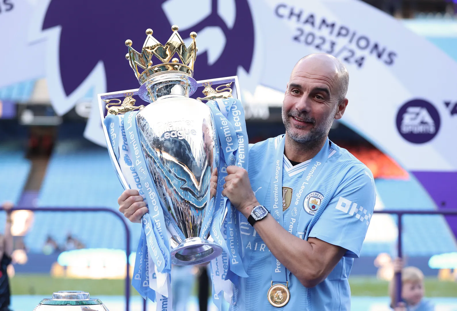 Guardiola posa com trof&eacute;u da Premier League